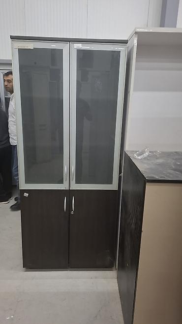Dolablar: İki qapılı şkaf – şüşəli yuxarı bölmə, tamörtülü aşağı bölmə - — 2