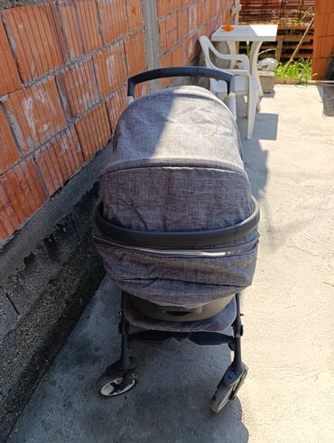 Kolica za bebe: Aluminijumski ram omogućava lako sklapanje i rasklapanje kolica, kao — 9