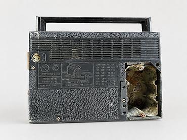 fantom: SSRİ dövrünə aid VEF-202 portativ radioqəbuledici satılır. Retro — 3