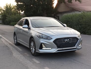 хундай саната 3: Автомобиль Hyundai Sonata серебристого цвета. Современный дизайн с