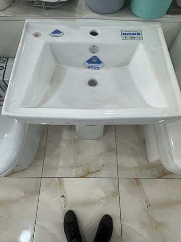 Truba: Noor brendinə məxsus ağ rəngli keramika lavabo, hamam otaqları üçün