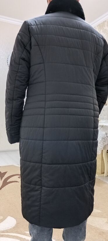 Paltolar: Qadın uzun qış paltosu – qara rəngdə - Model: tikməli, üfüqi kapitone — 2