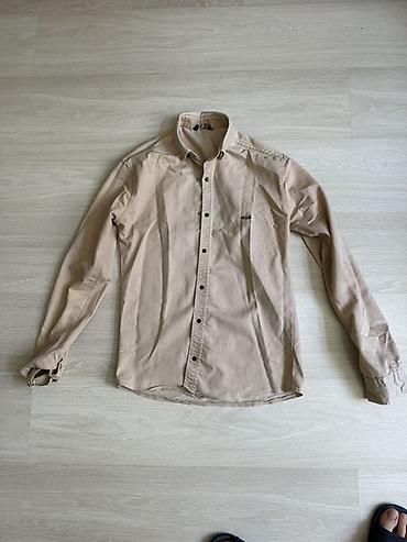 alt pal: Kişi köynəyi – bej rəngdə, uzunqollu, düyməli model. - Klassik — 1