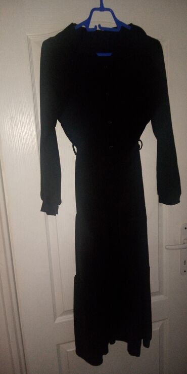 Haljine: Duga crna haljina,univerzalna velicina do XL.Dva puta obucena