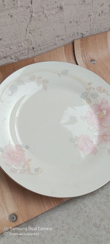 посуда белая: Продам 2 большие тарелки каждая 100 сом или обмен на каждую на 1 кг
