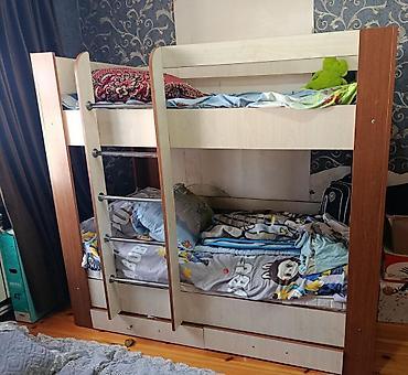 laminat mebel: İki mərtəbəli uşaq çarpayısı. Ağac teksturalı açıq rəngli korpus və — 1