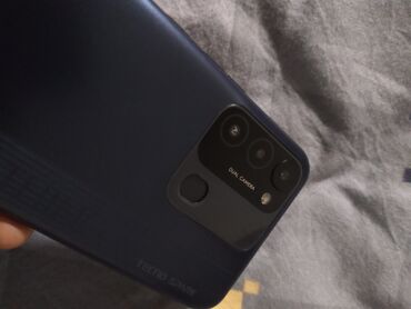 телефон сломанный: Tecno Spark 8C, Б/у, 64 ГБ, цвет - Синий, 2 SIM