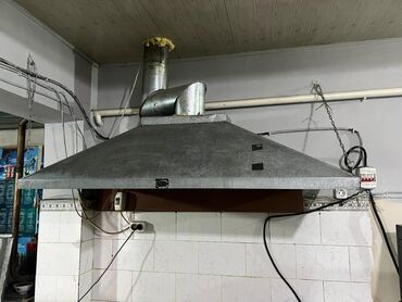 кухонное оборудование для кафе: Продаю вытяжку 2 штуки 
Одна с улиткой 10000с
второй без улитки 5000с