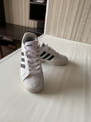 гуччи кеды оригинал: Кроссовки Adidas белого цвета с тремя черными полосками по