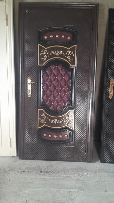 Giriş qapıları: Qara rəngdə, üzərində qızılı naxışlar olan dəmir qapı. Qapının -da lalafo.az — 5 Giriş qapıları: Qara rəngdə, üzərində qızılı naxışlar olan dəmir qapı. Qapının — 5