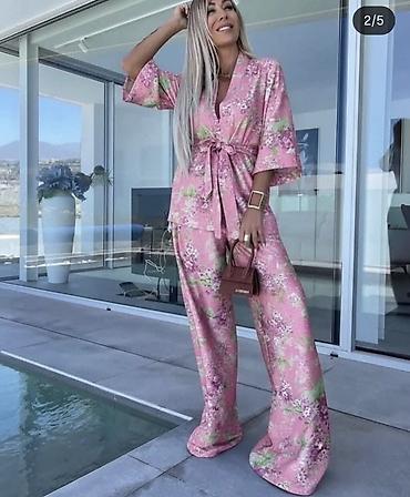 lavanda: Damski komplet – kimono bluza i široke pantalone sa cvetnim dezenom. - — 2