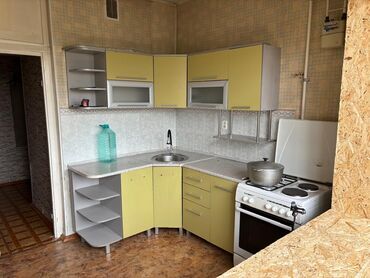 мебель для кухни: Угловой кухонный гарнитур в светлом оттенке, подходящий для