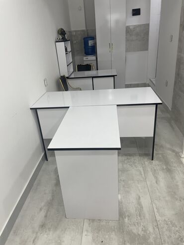 resepşn masa: Yeni, Müdir üçün, Kvadrat masa