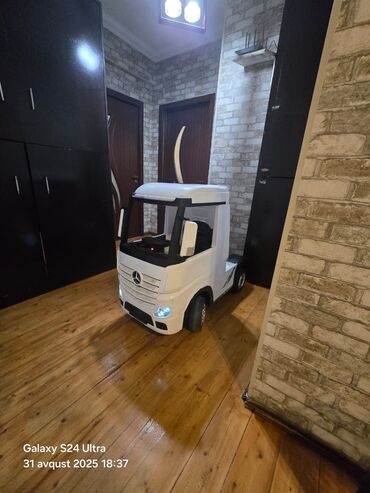 Uşaq üçün elektrik maşınları: Uşaq üçün elektrikli yük maşını – Mercedes-Benz dizaynlı - Rəng — 8