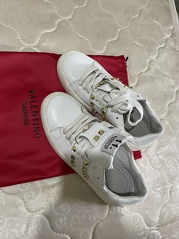 Спорттук бут кийим: Два пары обуви. 1) Valentino Garavani Rockstud Untitled — белые — 1