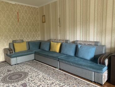 1 комната с мебелью полностью: Угловой диван, цвет - Серый, Б/у