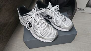 обувь женская большие размеры: Мужские кроссовки, 43, New Balance, Новый, цвет - Серебристый, Платная доставка, Самовывоз, Бесплатная доставка