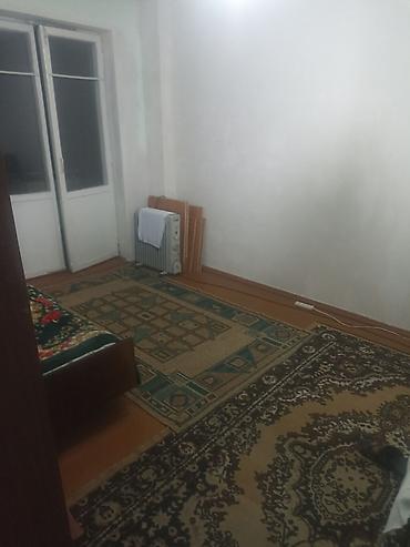 Аренда комнат: Сдаётся комната с выходом балкон. Внутри диван и шкаф . Окно и — 1