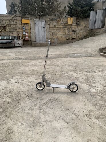 electricli scooter: İşlənmiş scooter.Probelmi yoxdur sadəcə rənglənib.Tormuzu tutur Rol