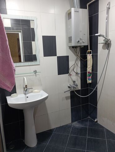 Mənzil kirayələyirəm: Mənzil – 2 otaqlı, tam mebellidir. - Geniş zal: künc divan, TV stendi — 6