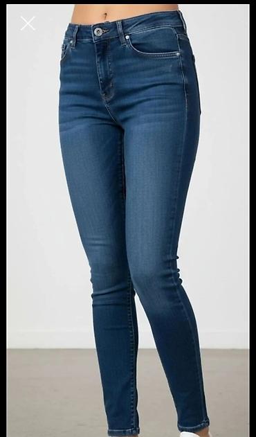Ženske skinny farmerke – tamno plavi teksas - Kroj: uske (skinny)