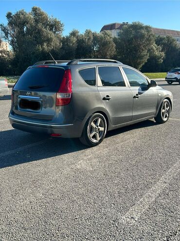 Kommersiya nəqliyyat vasitələri: Hyundai i30 CW (universal) – tünd boz rəngdə, şəhərdaxili və ailə