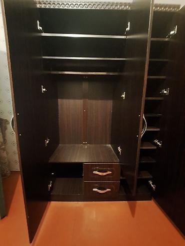 paltar şıkafı: İşlənmiş, 3 qapılı, Güzgülü, Qəhvəyi, Taxta, Açılan, Düz dolab — 4