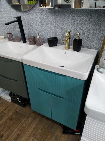 hamam qaplari: Ağ rəngli seramik lavabo və ikiqat qapılı, turkuaz rəngli dolabdan