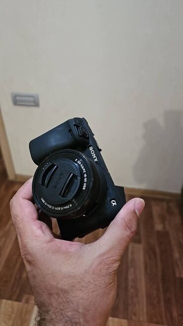 цифровая камера: Sony A6400 1 ay işlənilib bu qiymətə bu vəziyyətdə kamera yoxdur