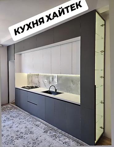 silver kitchen: Кухня «Хай‑тек» - Прямая планировка от стены до стены с верхним рядом — 1
