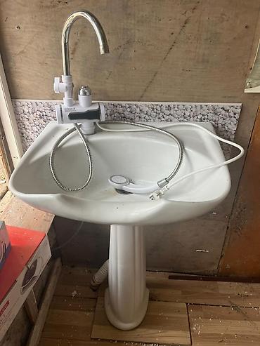 kran başlığı: Elektrikli su qızdırıcılı kran və pedestallı əl-üz yuma lavabosu — 1