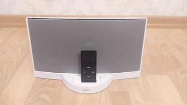 Магнитофоны: Bose SoundDock dinamiki və iPod üzərində