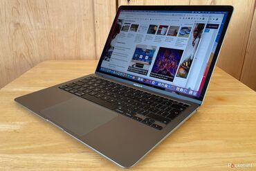 Настольные ПК и рабочие станции: Apple MacBook, 13.3 ", Apple M1, 256 ГБ