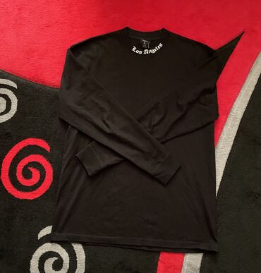 Cinslər: Kişi Paltarları Satılır. 1 şəkil: razmer 30 (S); 7 AZN. 2 şəkil — 10