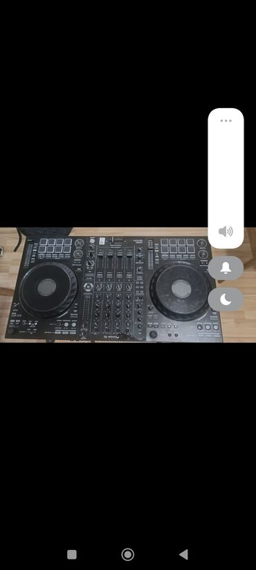 klarnet mikrofonu: DJ komplekti – Pioneer DJ kontrol sistemi + MacBook Pro + Pioneer DJ