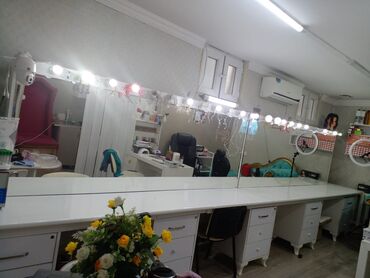 Salon, tibbi mebel dəsti: Tahirə xanım . Salon mebelləri ela vəziyyətdə bahalı materiallardan