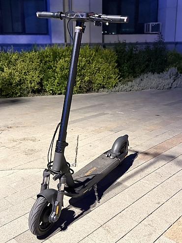 Elektrikli samokatlar: Sürət max: 40km/saat Məsafə dolu şarj ilə :~ 95km Yük götürmə max: 140 — 3