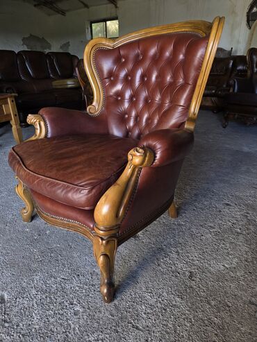 Stilske fotelje: Klasična fotelja od pune kože sa drvenim ramom - Tip: duboka salonska — 10