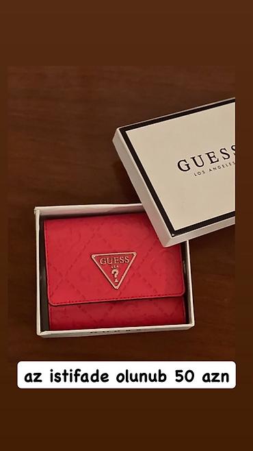 Aksesuarlar: GUESS qadın pul qabı - Rəng: parlaq qırmızı, ön hissədə GUESS üçbucaq — 1