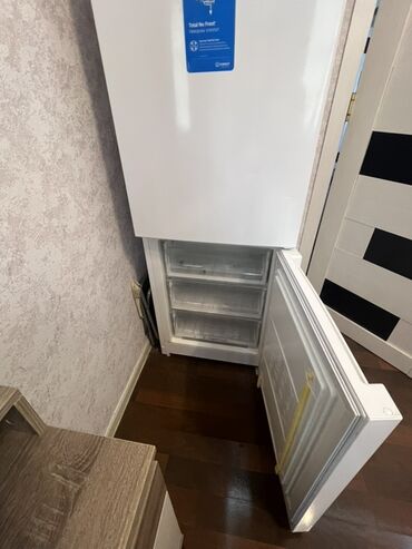 Посудомоечные машины: Новый 2 двери Indesit Холодильник Продажа, цвет - Белый