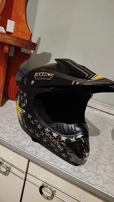 mon maped: Rockstar dizaynlı motosiklet/dirt bike kaskı. Qara rəngli korpus — 2