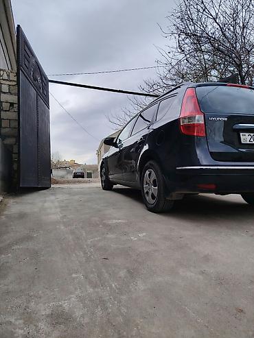 i30: Hyundai i30 CW, qara rəngli universal kuzov. Xüsusiyyətlər: - Kuzov — 10