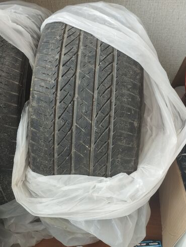Шины: Шина размером 235/45R18 с протектором, подходящим для различных