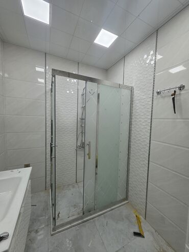 вагонка на пол: Şüşə duş kabinası – sürüşmə qapılı, kvadrat forma - Ölçü: təxmini
