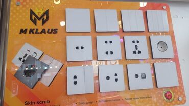 Обои: MKlaus brendinə məxsus ağ rəngli elektrik açarları və rozetkaları
