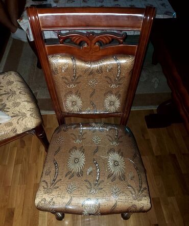 Stilske garniture: Prelepi drveni, trpezarijski sto sa 6 stolica. Novo! Dimenzije stola — 9