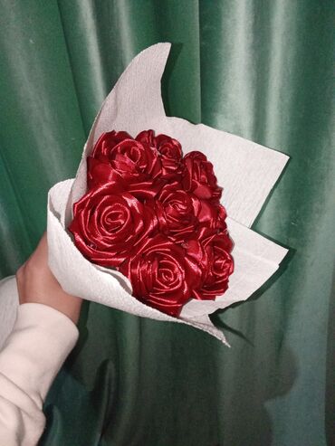 бумага для цветов оптом: Букеты из атласных лент - Розы, выполненные вручную из атласных лент