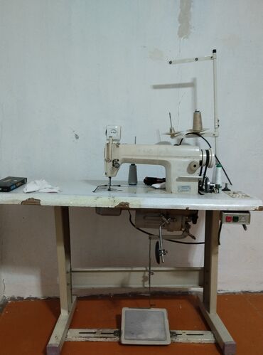 Другое оборудование для швейных цехов: Рабочая шьёт мотор в хорошем состоянии