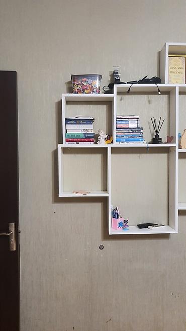 divar ref: Divar üçün modul kitab rəfi – ağ rəngdə, müasir minimalist dizayn — 4
