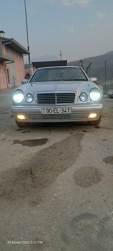 Mercedes-Benz: Mercedes-Benz E-Class (W210) sedan - Gümüş rəng, 4 qapı - Ön dəyirmi — 5
